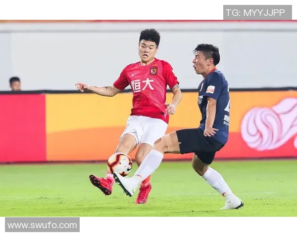 杨立瑜在比赛中精彩边路传中助攻队友展现出色技术与团队配合能力